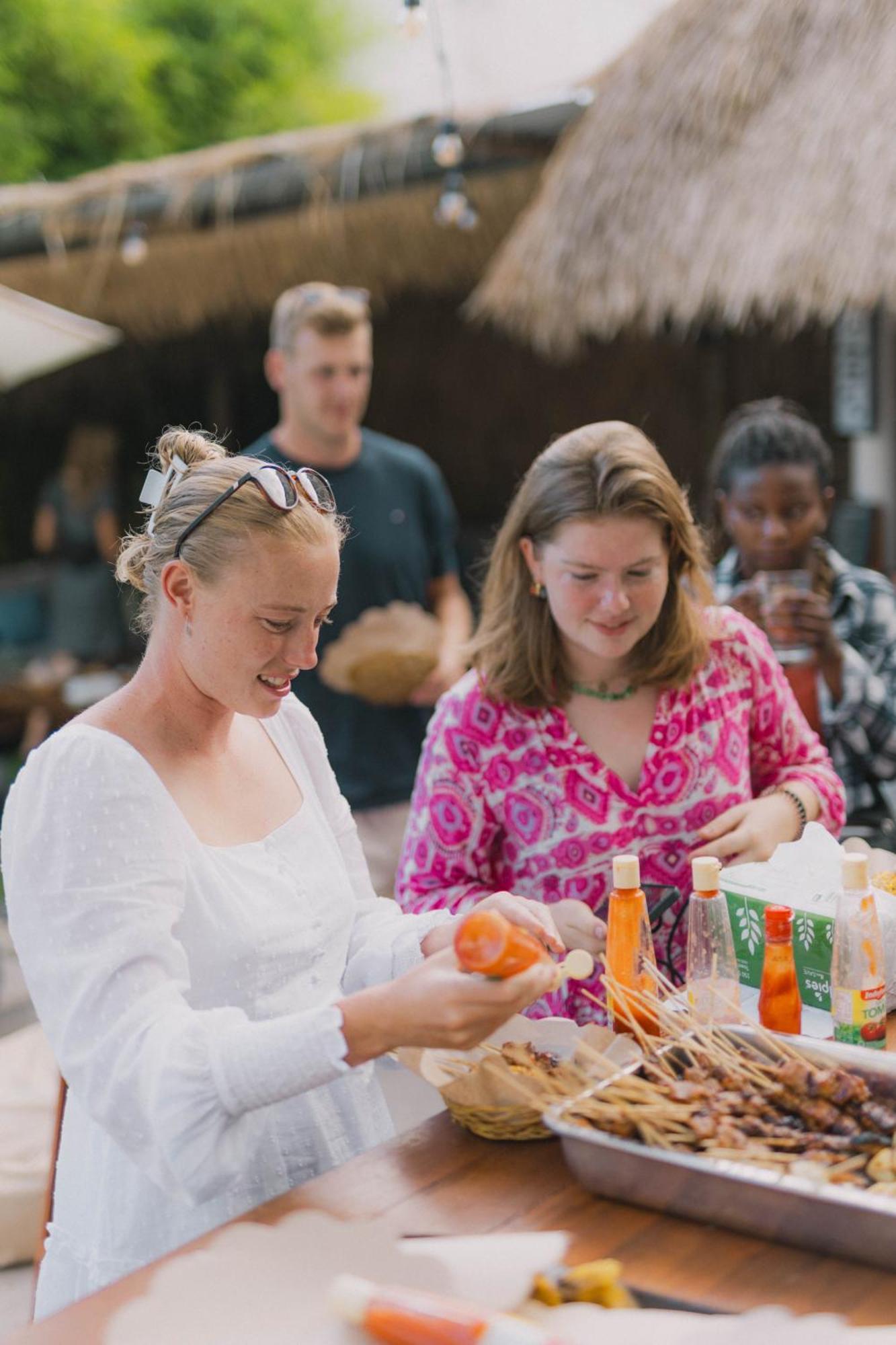 What The Duck Backpackers Canggu  Bagian luar foto