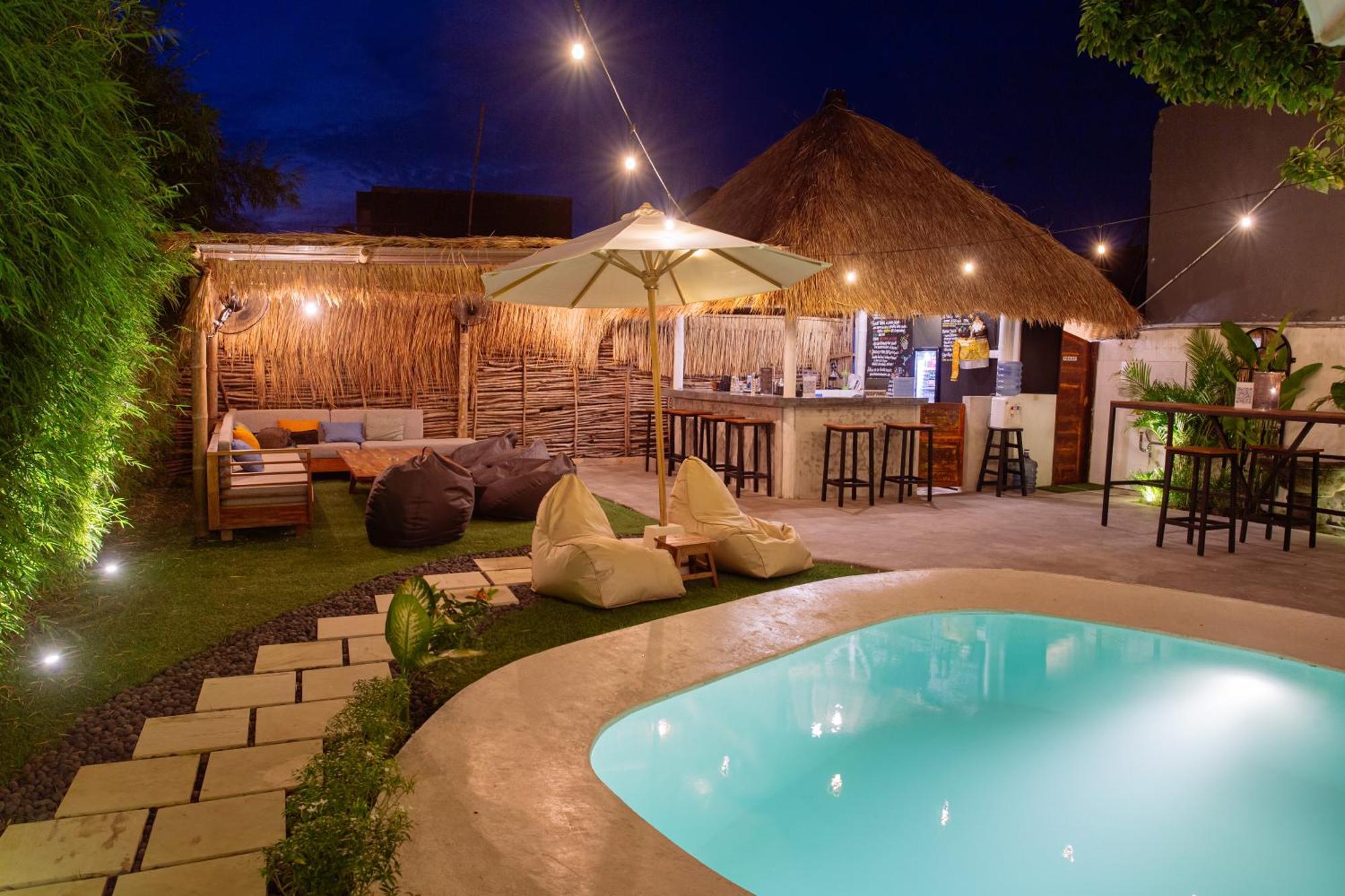 What The Duck Backpackers Canggu  Bagian luar foto