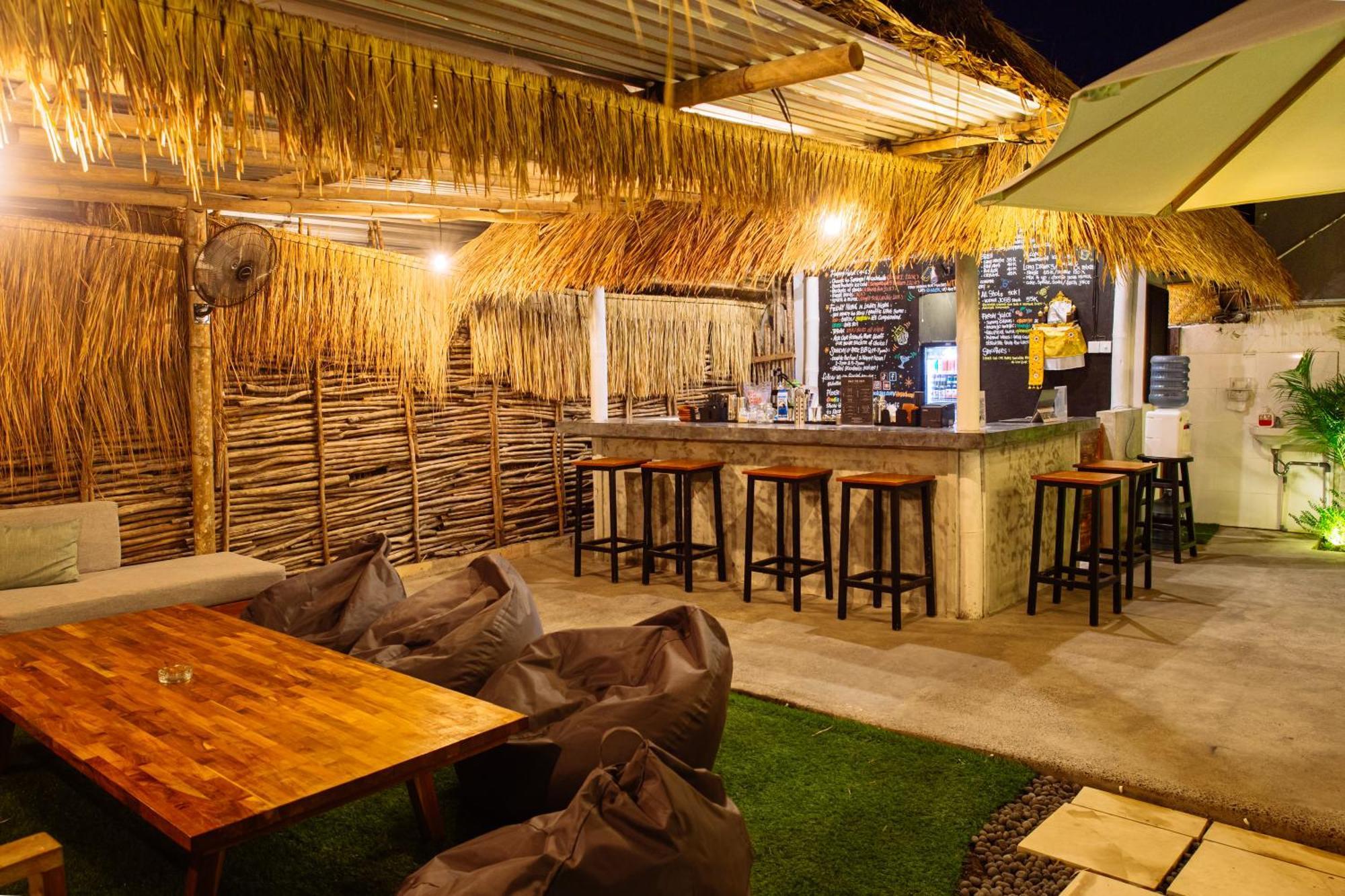 What The Duck Backpackers Canggu  Bagian luar foto