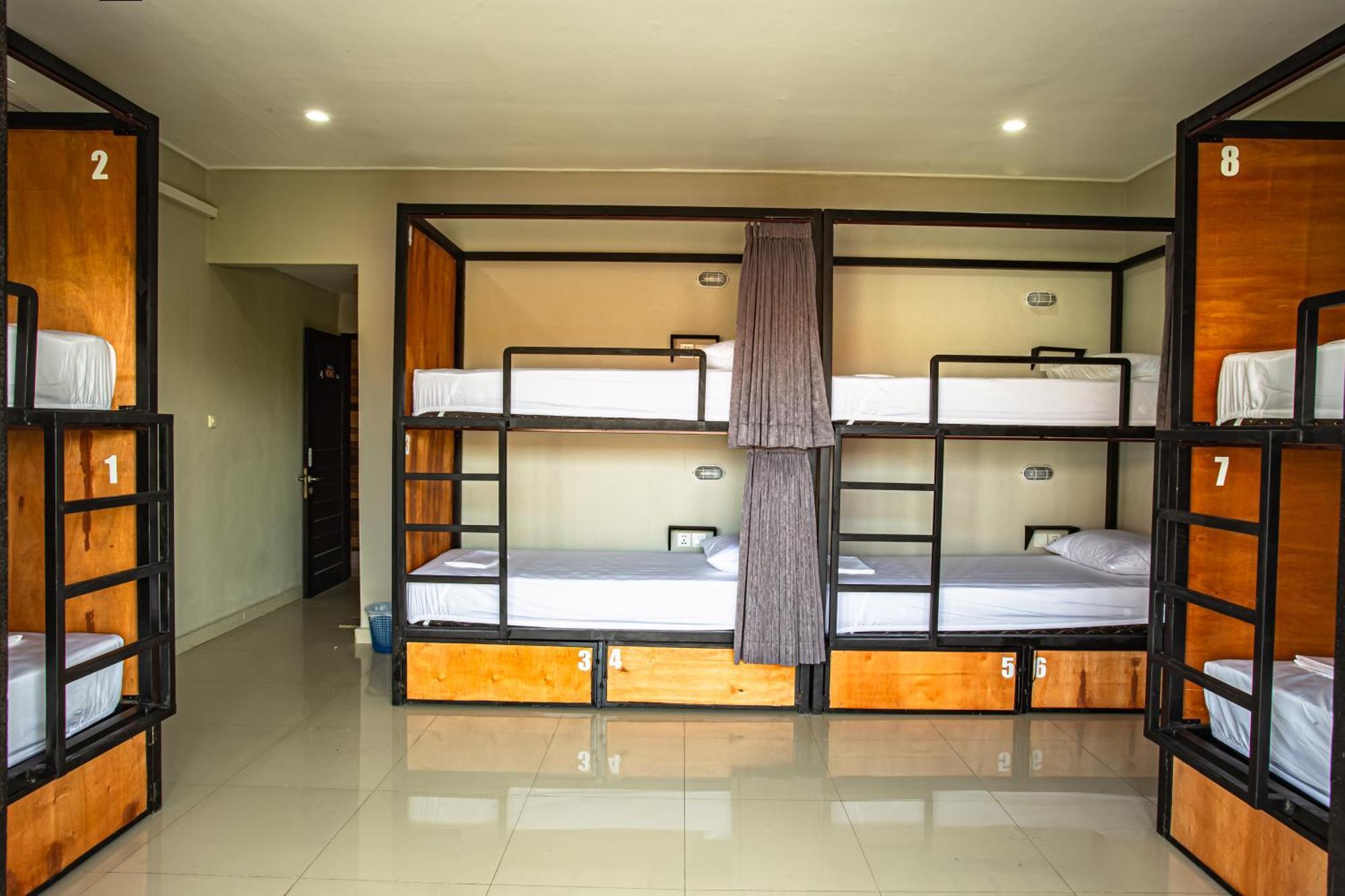 What The Duck Backpackers Canggu  Bagian luar foto