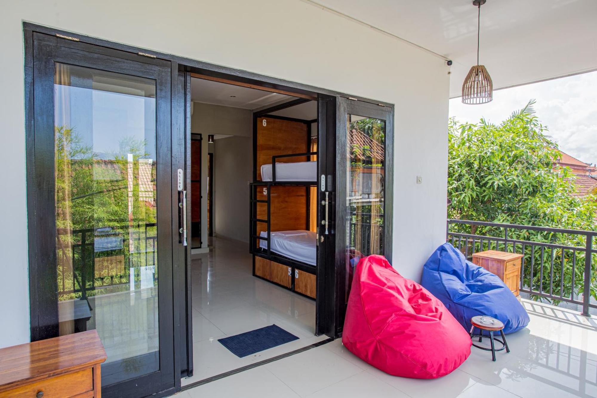 What The Duck Backpackers Canggu  Bagian luar foto